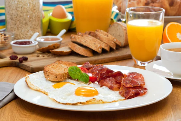 Leckeres Frühstück Mit Spiegeleiern Und Speck Kirschtomaten Orangensaft Kaffee Gekochtem — Stockfoto
