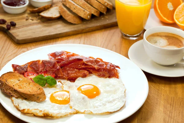 Serwowane Pyszne Śniadanie Jajkiem Sadzonym Boczek Chleb Sok Pomarańczowy Filiżankę — Zdjęcie stockowe