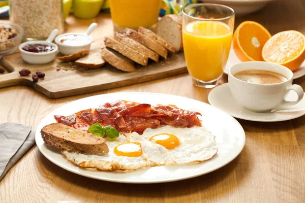 美味的早餐 包括煎蛋和培根 橙汁和木桌上的咖啡 — 图库照片