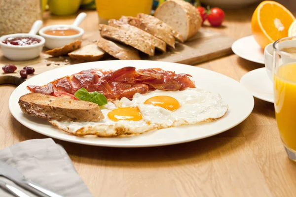 Delicioso Desayuno Con Huevos Fritos Tocino Pan Zumo Naranja Taza — Foto de Stock