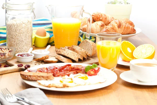 Frisk Velsmagende Morgenmad Med Stegte Bacon Appelsinjuice Kaffe Skiveskåret Brød - Stock-foto