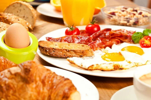 Leckere Spiegeleier Mit Speck Und Kirschtomaten Gekochtes Saft Müsli Mit — Stockfoto