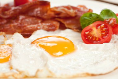 Sahanda yumurta ve domuz pastırması, ekmek ve kiraz domates ile lezzetli breakfast yakından görmek