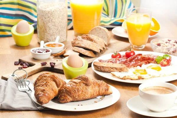 Fräsch Frukost Med Croissanter Kokta Ägg Apelsinjuice Kaffe Skivat Bröd — Stockfoto