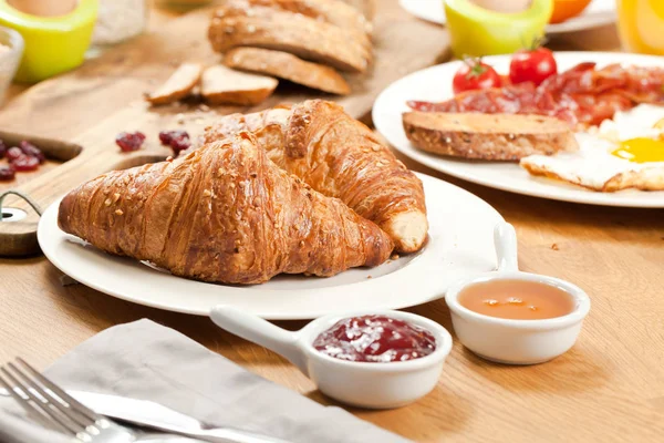 Vista Close Croissants Saborosos Frescos Com Geléia Mel Pão Fatiado — Fotografia de Stock