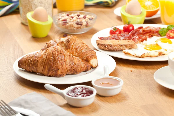 Frische Leckere Croissants Mit Marmelade Und Honig Müsli Mit Beeren — Stockfoto