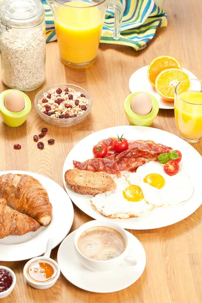 Vista Ángulo Alto Sabroso Desayuno Con Huevos Fritos Tocino Tomates — Foto de Stock