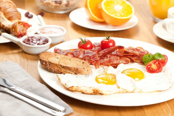 Vista Cerca Del Delicioso Desayuno Con Huevos Fritos Tocino Pan — Foto de Stock