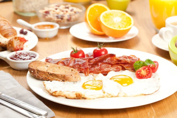 Välsmakande Frukost Med Stekt Ägg Och Bacon Cocktailtomater Apelsinjuice Kaffe — Stockfoto