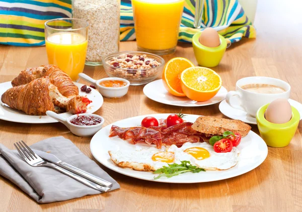 Leckeres Frühstück Mit Croissants Orangensaft Müsli Mit Beeren Gekochten Eiern — Stockfoto