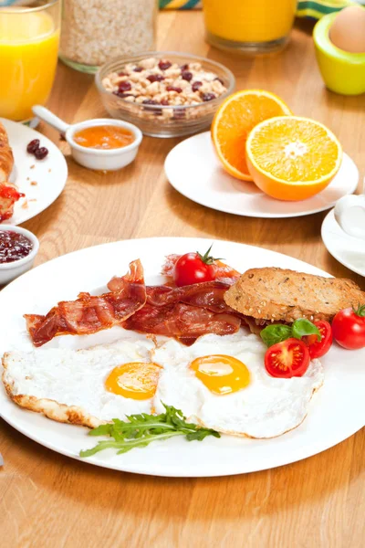 Vista Close Café Manhã Saboroso Com Ovos Fritos Bacon Pão — Fotografia de Stock