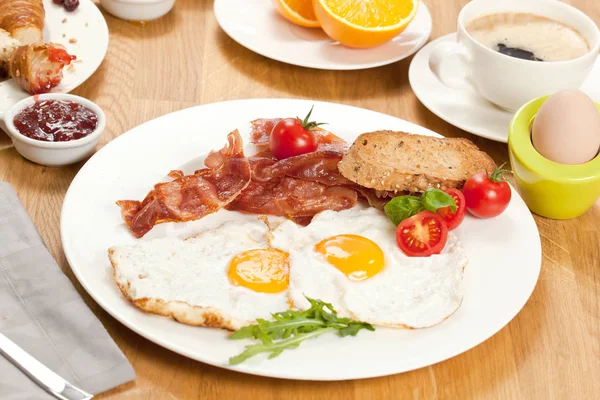 Delicious Breakfast Fried Eggs Bacon Bread Cherry Tomatoes Halved Orange — Stock Photo, Image