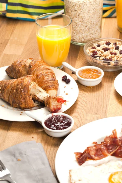 Deliciosos Croissants Frescos Com Geléia Mel Muesli Com Bagas Suco — Fotografia de Stock