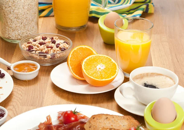 Speck Mit Brot Und Kirschtomaten Glas Orangensaft Halbierte Orange Müsli — Stockfoto