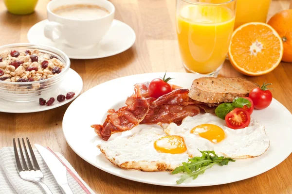 Delicioso Desayuno Con Huevos Fritos Tocino Pan Zumo Naranja Taza — Foto de Stock