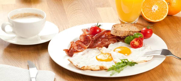 Heerlijk Ontbijt Met Gebakken Eieren Bacon Brood Jus Orange Kopje — Stockfoto