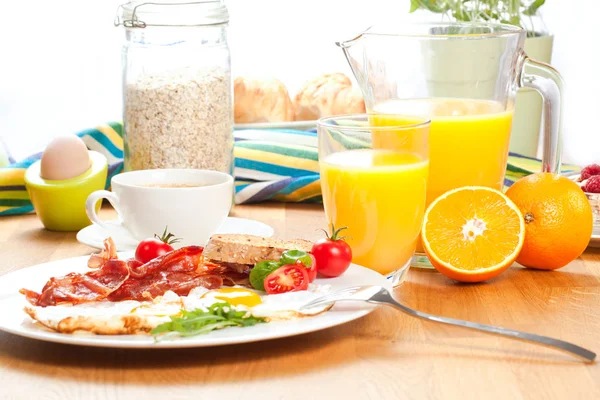Sabroso Desayuno Con Huevos Fritos Tocino Tomates Cherry Zumo Naranja — Foto de Stock