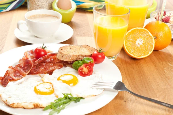 Gustosa Colazione Con Uova Fritte Pancetta Pomodorini Succo Arancia Caffè — Foto Stock