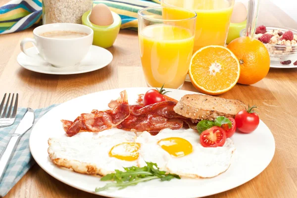Smaczne Śniadanie Smażone Jajka Boczek Pomidory Cherry Sok Pomarańczowy Kawa — Zdjęcie stockowe