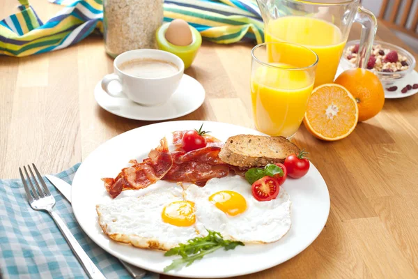 Leckeres Frühstück Mit Spiegeleiern Und Speck Kirschtomaten Orangensaft Kaffee Gekochtem — Stockfoto