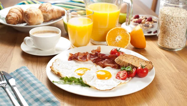 Tasty Fried Eggs Bacon Bread Tomatoes Orange Juice Coffee Croissants — Stock Photo, Image