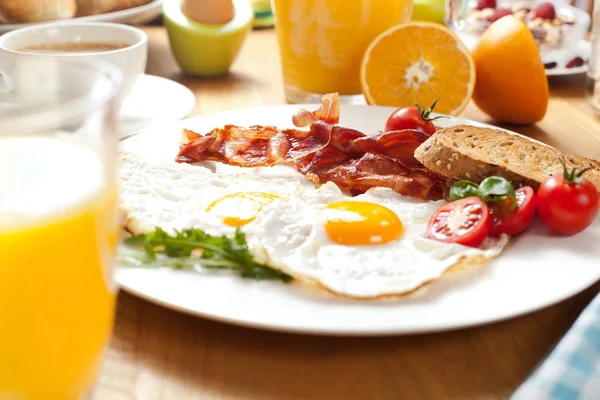 Stekta Ägg Med Bacon Och Körsbärstomater Kopp Kaffe Kokt Ägg — Stockfoto