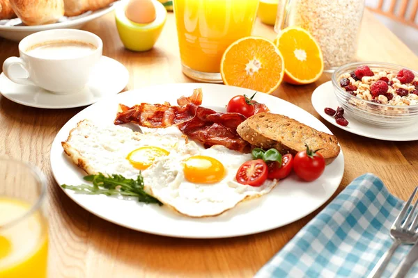 Goreng Telur Dengan Bacon Dan Tomat Jus Jeruk Kopi Muesli — Stok Foto