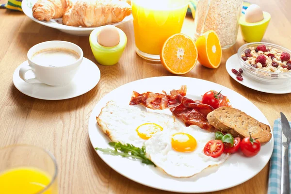 Gebakken Eieren Met Spek Tomaten Muesli Met Bessen Jus Orange — Stockfoto