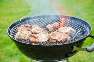 Izgarada kızaran lezzetli etin yakın plan görüntüsü.