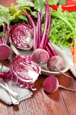 taze sağlıklı pişmemiş pancar, havuç ve ahşap masa üzerinde mor lahana 