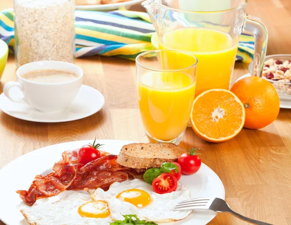 Fried Eggs Bacon Cup Coffee Orange Juice Oranges Breakfast Table — Stock Photo, Image