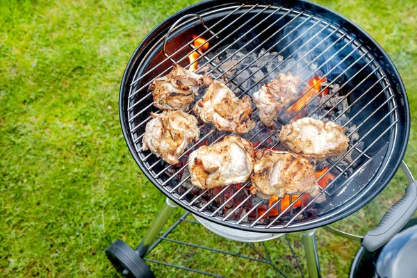 Közeli Kilátás Finom Hús Főzés Faszén Grill Zöld Füvön — Stock Fotó