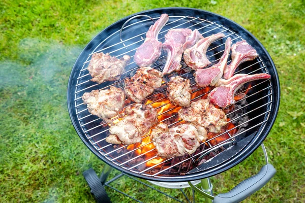 Widok Bliska Pyszne Mięso Gotowania Grillu Węgiel Drzewny Zewnątrz — Zdjęcie stockowe