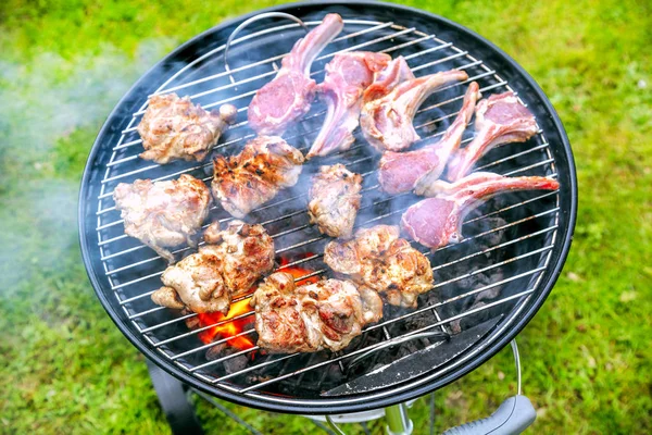 Vista Close Deliciosa Carne Cozinhar Grelha Carvão Livre — Fotografia de Stock