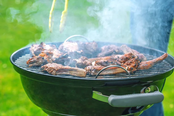 Colpo Ritagliato Persona Cucinare Carne Alla Griglia Giardino — Foto Stock