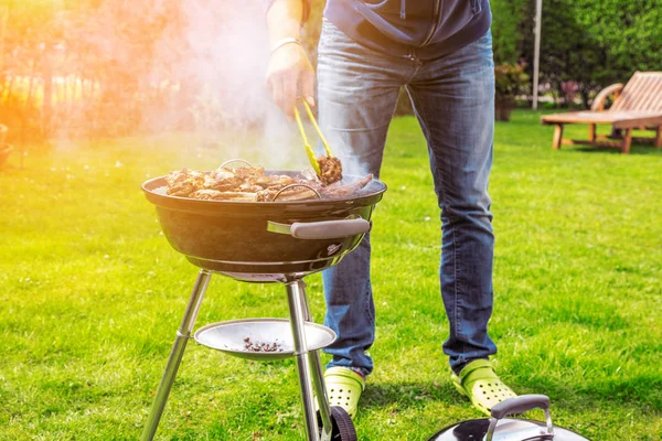 Bijgesneden Schot Van Mens Koken Steaks Roosteren Houtskool Grill Buiten — Stockfoto