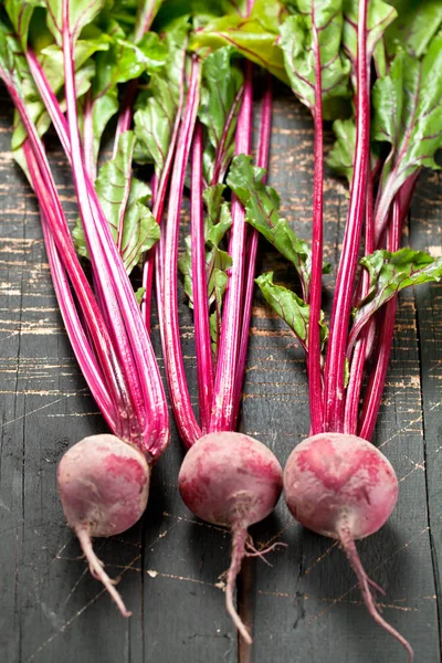 Close View Fresh Ripe Uncooked Beetroots Wooden Table — Stock Photo, Image