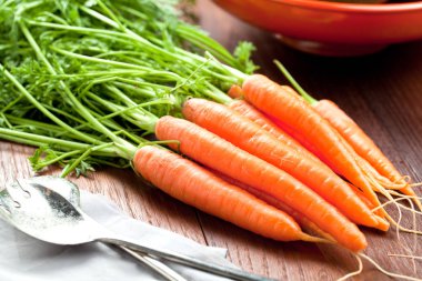 taze olgun işlenmemiş havuç ahşap masa üzerinde görmek 