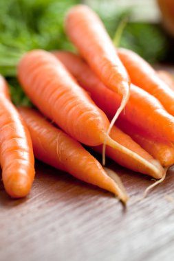 taze olgun işlenmemiş havuç ahşap masa üzerinde görmek 