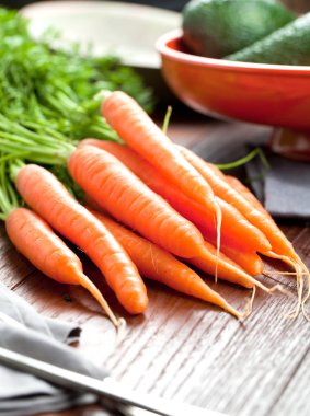 taze olgun işlenmemiş havuç ahşap masa üzerinde görmek