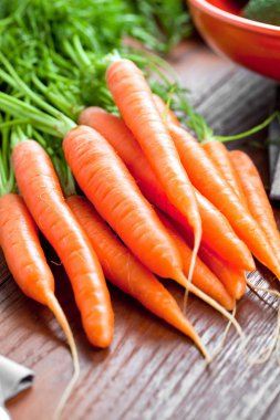 taze olgun işlenmemiş havuç ahşap masa üzerinde görmek