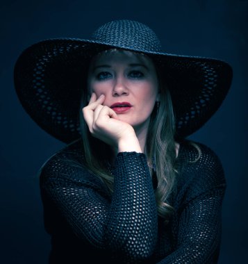 Güzel kız modeli gri izole kamera bakarak şapkalı Glamour portresi