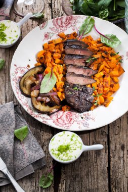 Kavrulmuş dana karaciğer ve sebze ile gurme yemek ahşap masa üzerinde tabakta görmek