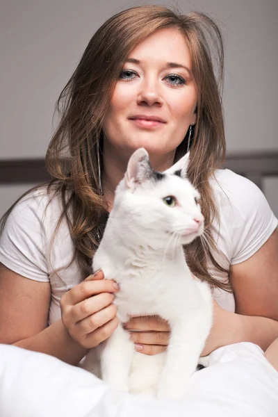 Jovem Feliz Com Gato Deitado Cama Sorrindo Para Câmera Casa Imagens Royalty-Free