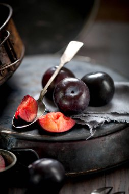 taze olgun erik ve vintage çatal yakından görmek rustik yüzey üzerinde