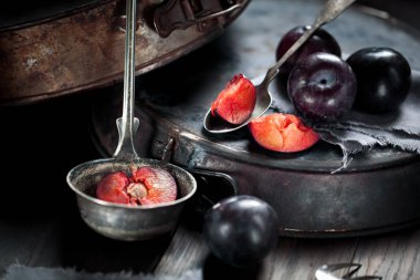 taze olgun erik ve vintage çatal yakından görmek rustik yüzey üzerinde