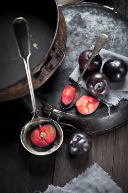 taze olgun erik ve vintage çatal yakından görmek rustik yüzey üzerinde