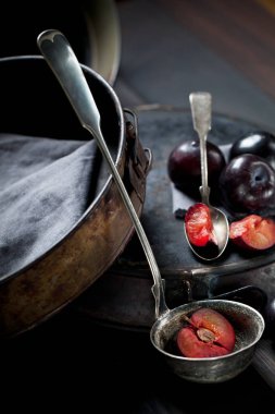 taze olgun erik ve vintage çatal yakından görmek rustik yüzey üzerinde