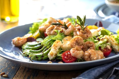 gurme karides, avokado dilimleri ve sağlıklı sebze salatası yakından görmek 