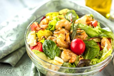 gurme taze sebze ve cam kase karides salatası ahşap masa üzerinde görmek